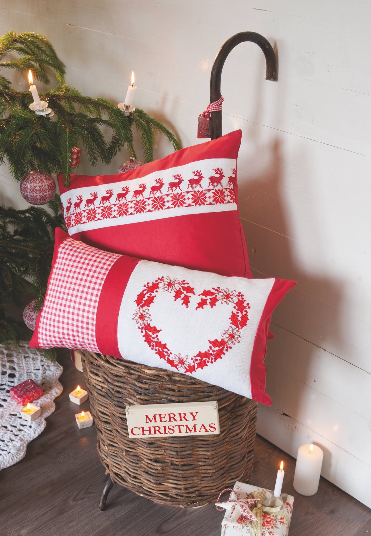 Mook point de croix spécial Noël : étoiles, rennes, bonshommes de neige et motifs enchanteurs à broder pour décorer ou offrir.