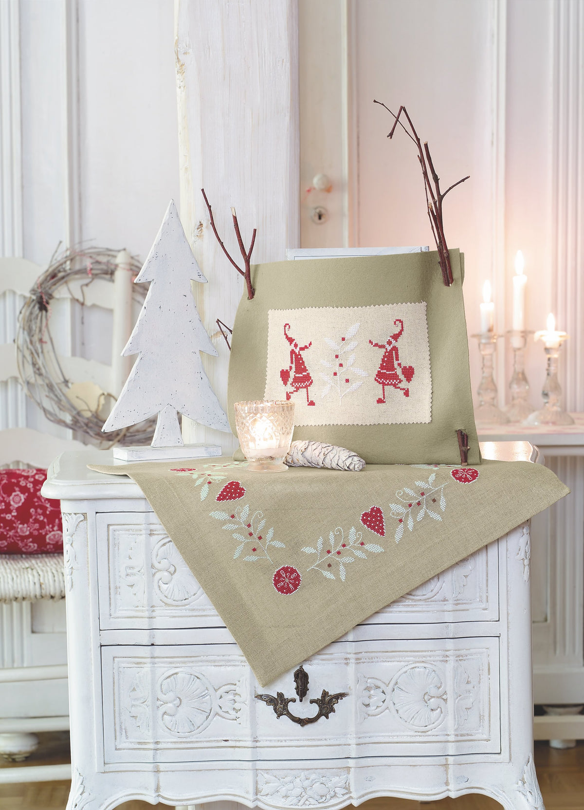 Mook point de croix spécial Noël : étoiles, rennes, bonshommes de neige et motifs enchanteurs à broder pour décorer ou offrir.