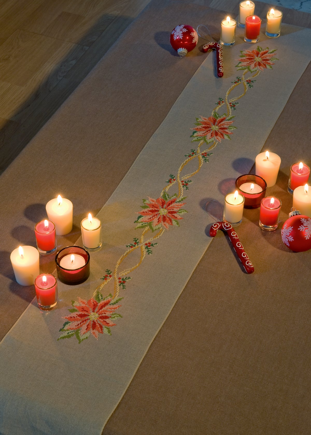 Mook point de croix spécial Noël : étoiles, rennes, bonshommes de neige et motifs enchanteurs à broder pour décorer ou offrir.