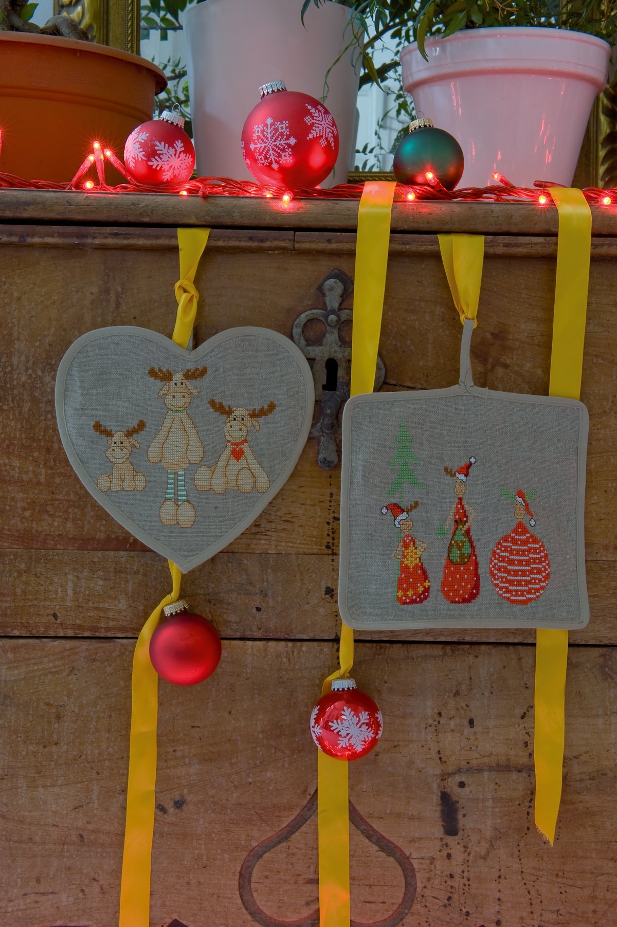 Mook point de croix spécial Noël : étoiles, rennes, bonshommes de neige et motifs enchanteurs à broder pour décorer ou offrir.