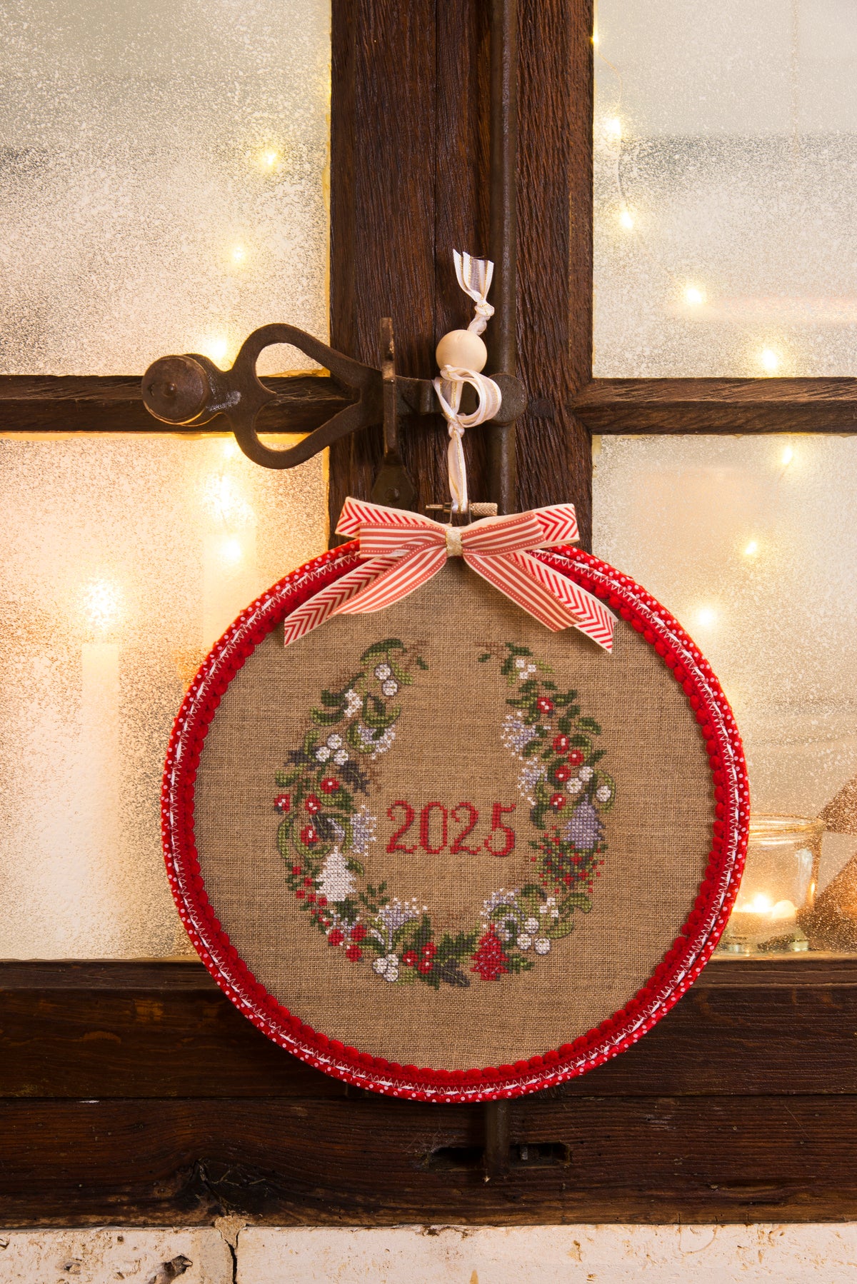 Mook point de croix spécial Noël : étoiles, rennes, bonshommes de neige et motifs enchanteurs à broder pour décorer ou offrir.