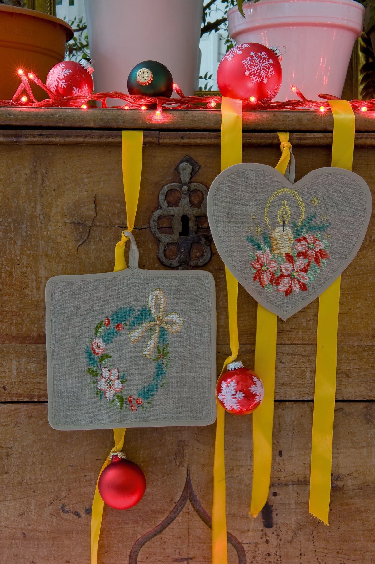 Mook point de croix spécial Noël : étoiles, rennes, bonshommes de neige et motifs enchanteurs à broder pour décorer ou offrir.