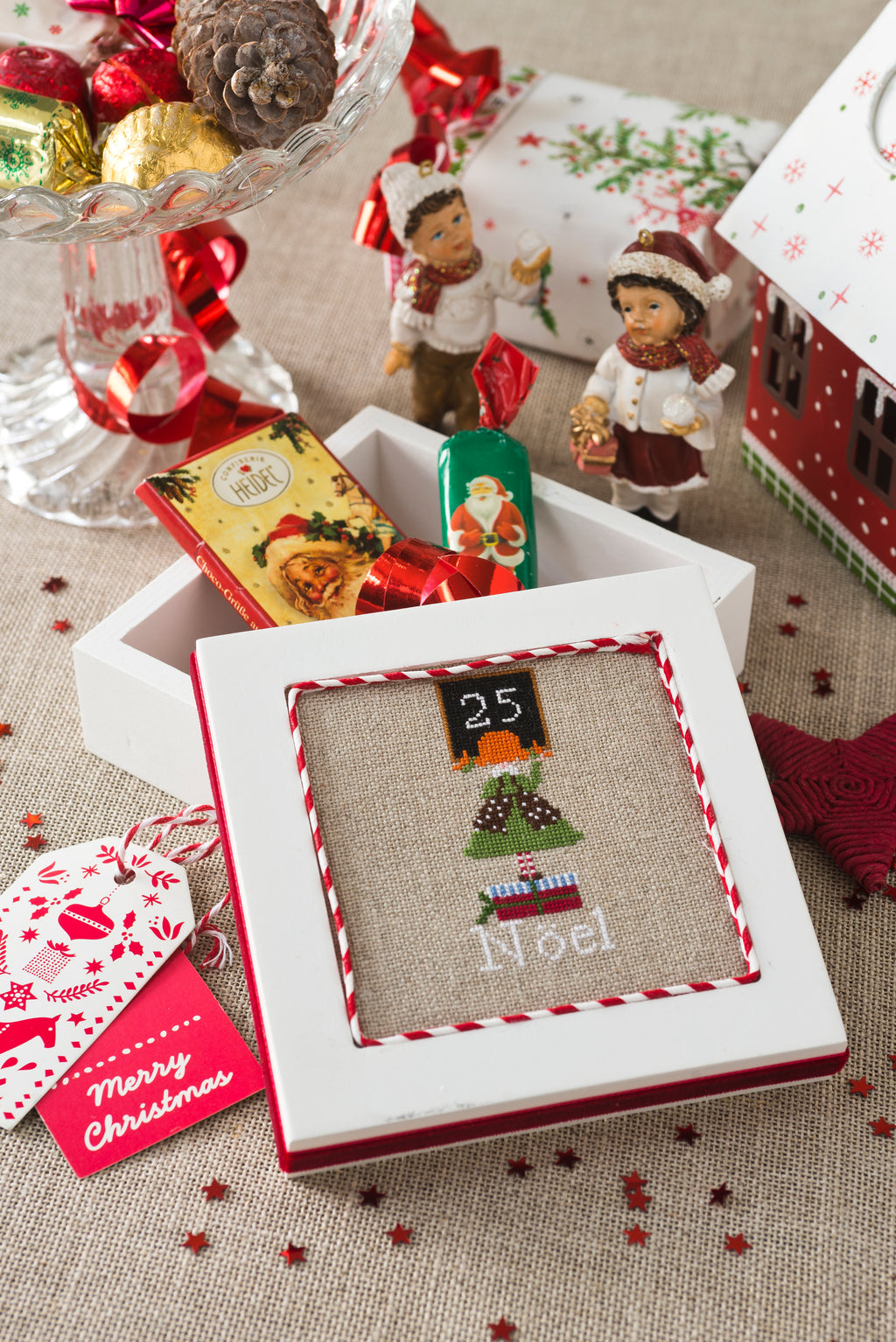 Mook point de croix : idées déco et cadeaux de Noël par Lilli Violette, Hélène Le Berre, Perrette Samouiloff et Véronique Enginger — modèles festifs pour tous niveaux.