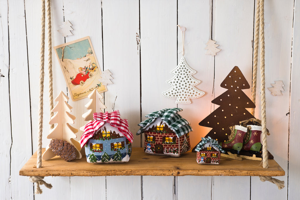 Mook point de croix : idées déco et cadeaux de Noël par Lilli Violette, Hélène Le Berre, Perrette Samouiloff et Véronique Enginger — modèles festifs pour tous niveaux.