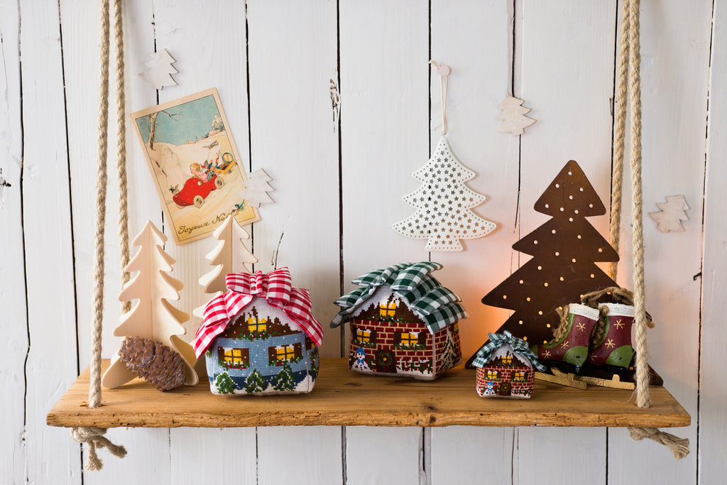Mook point de croix : idées déco et cadeaux de Noël par Lilli Violette, Hélène Le Berre, Perrette Samouiloff et Véronique Enginger — modèles festifs pour tous niveaux.