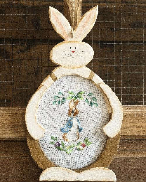Suspension en bois (17 x 29 cm) avec ouverture pour accueillir la broderie Pierrot-Lapin (12 x 16 cm). Grille disponible dans les mooks Pierrot-Lapin n°1 ou n°2.