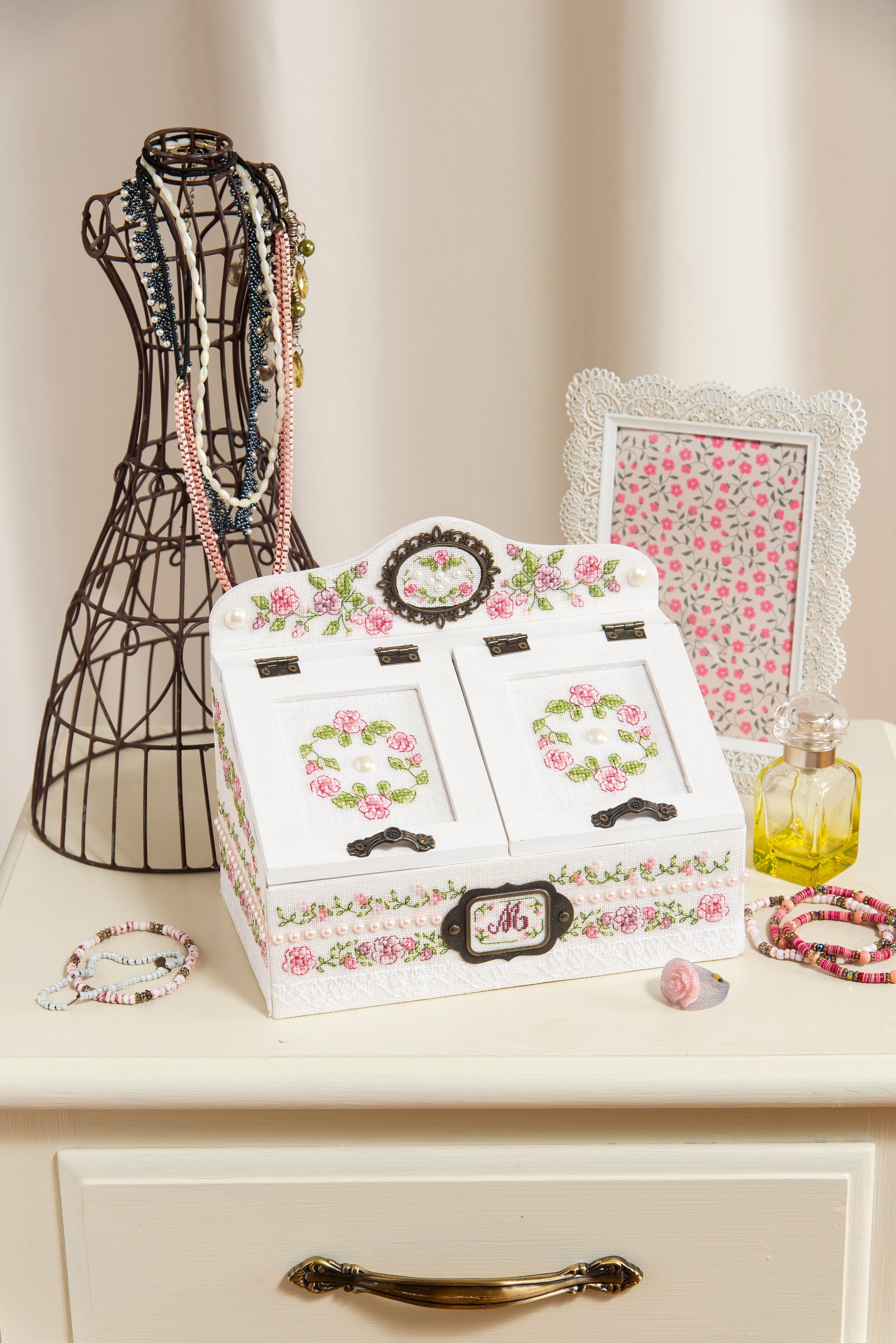 Boîte décorative en bois naturel (20,5 × 12 × 17 cm) avec parties transparentes, idéale pour mettre en valeur une broderie. Grille disponible dans le CPC 117.