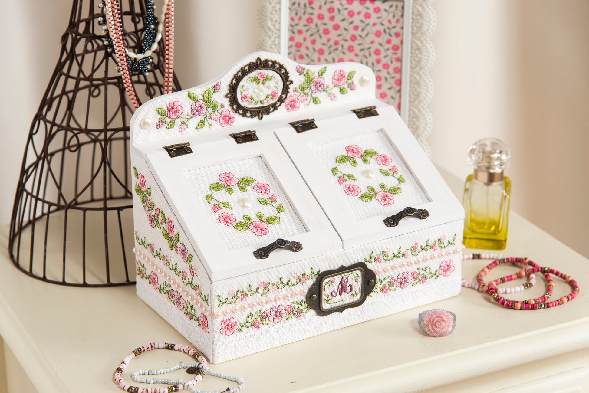 Boîte décorative en bois naturel (20,5 × 12 × 17 cm) avec parties transparentes, idéale pour mettre en valeur une broderie. Grille disponible dans le CPC 117.