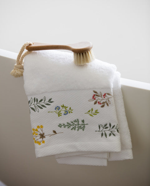 Numéro printemps du Journal des Brodeuses FM : sac fleuri, nappe printanière, linge botanique et vêtements brodés. Projets délicats pour toutes les brodeuses.