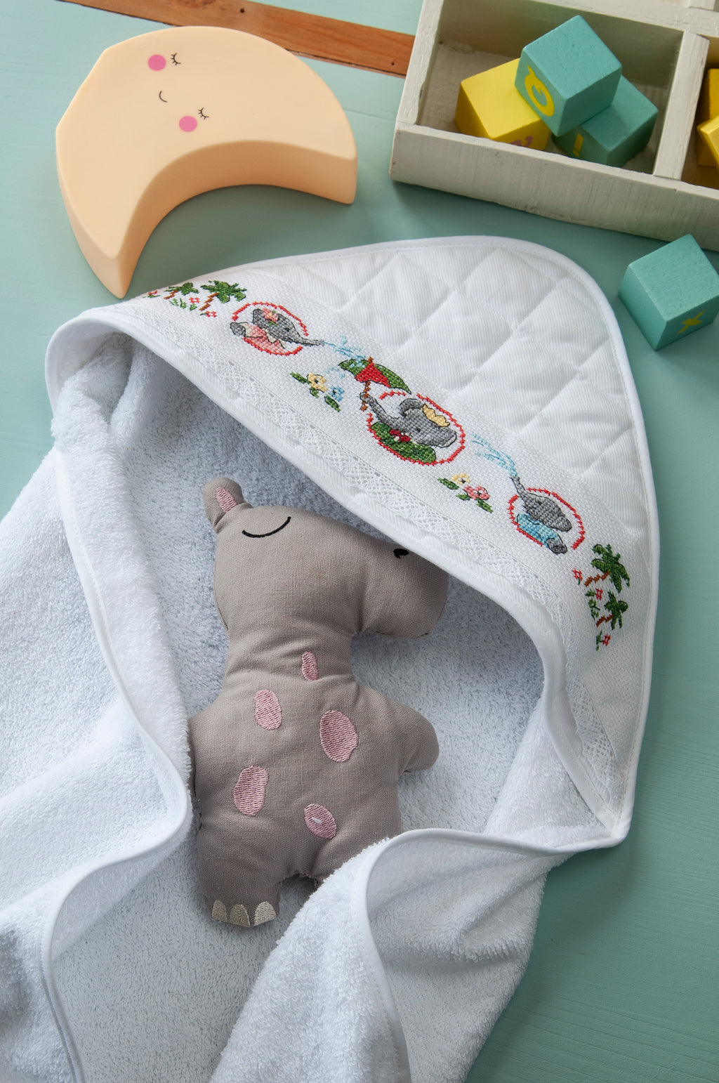 Mook point de croix : 15 grilles inédites inspirées du roi des éléphants — motifs pour cape de bain, bavoir, carnet de santé — par Véronique Enginger.