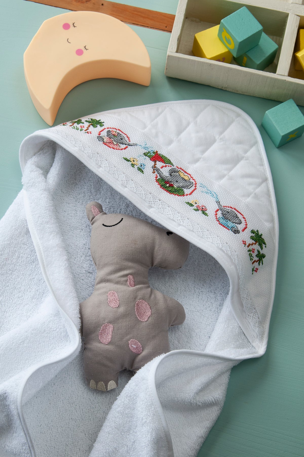 Mook point de croix : 15 grilles inédites inspirées du roi des éléphants — motifs pour cape de bain, bavoir, carnet de santé — par Véronique Enginger.
