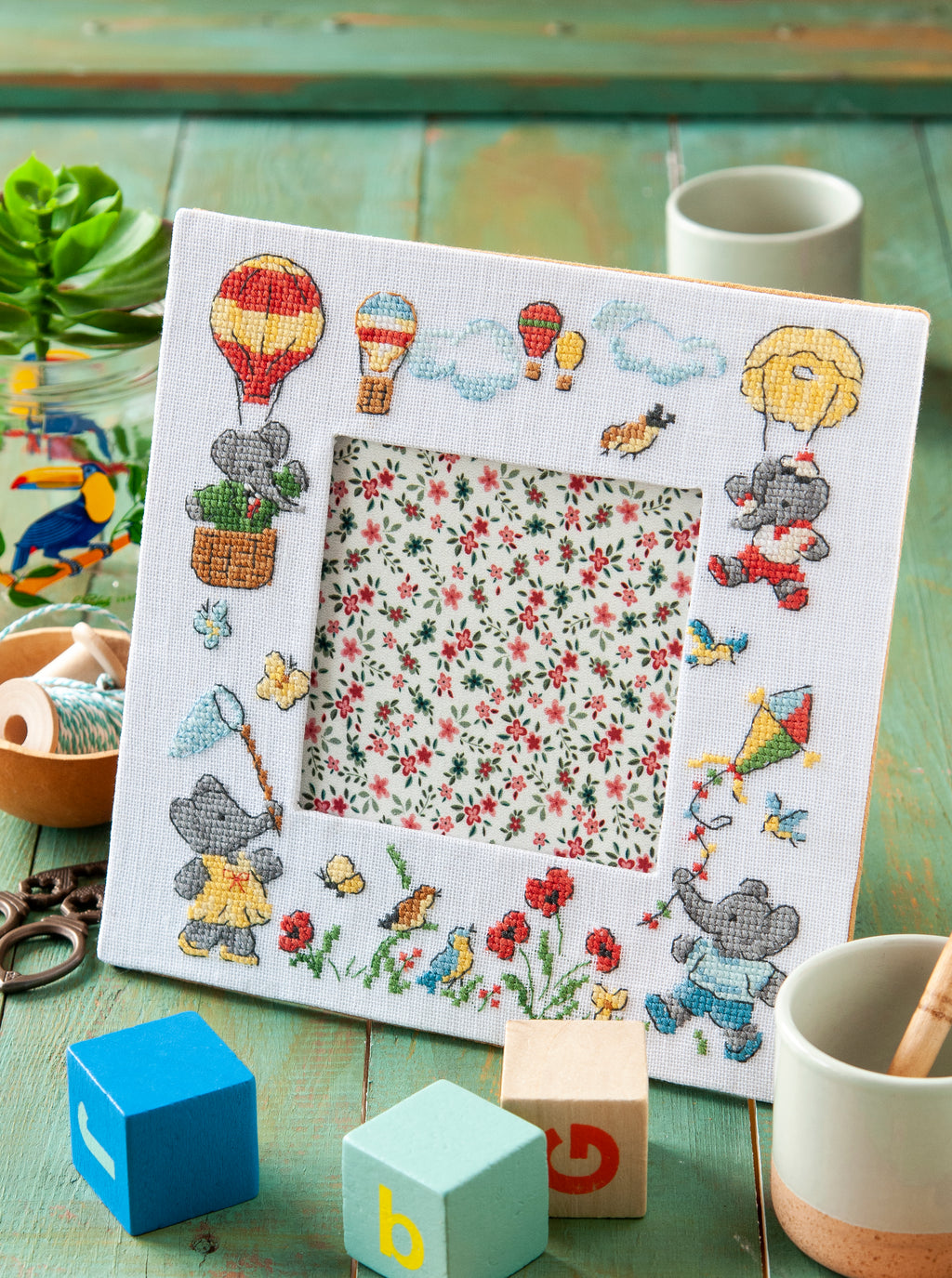 Mook point de croix : 15 grilles inédites inspirées du roi des éléphants — motifs pour cape de bain, bavoir, carnet de santé — par Véronique Enginger.