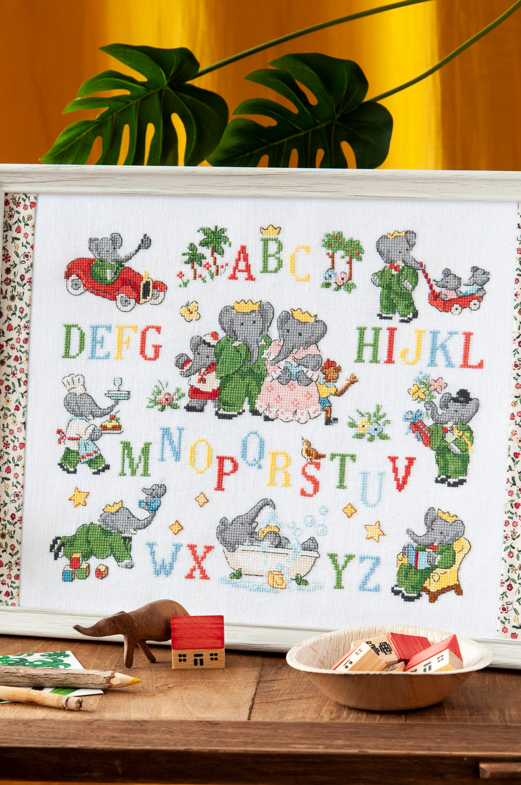 Mook point de croix : 15 grilles inédites inspirées du roi des éléphants — motifs pour cape de bain, bavoir, carnet de santé — par Véronique Enginger.