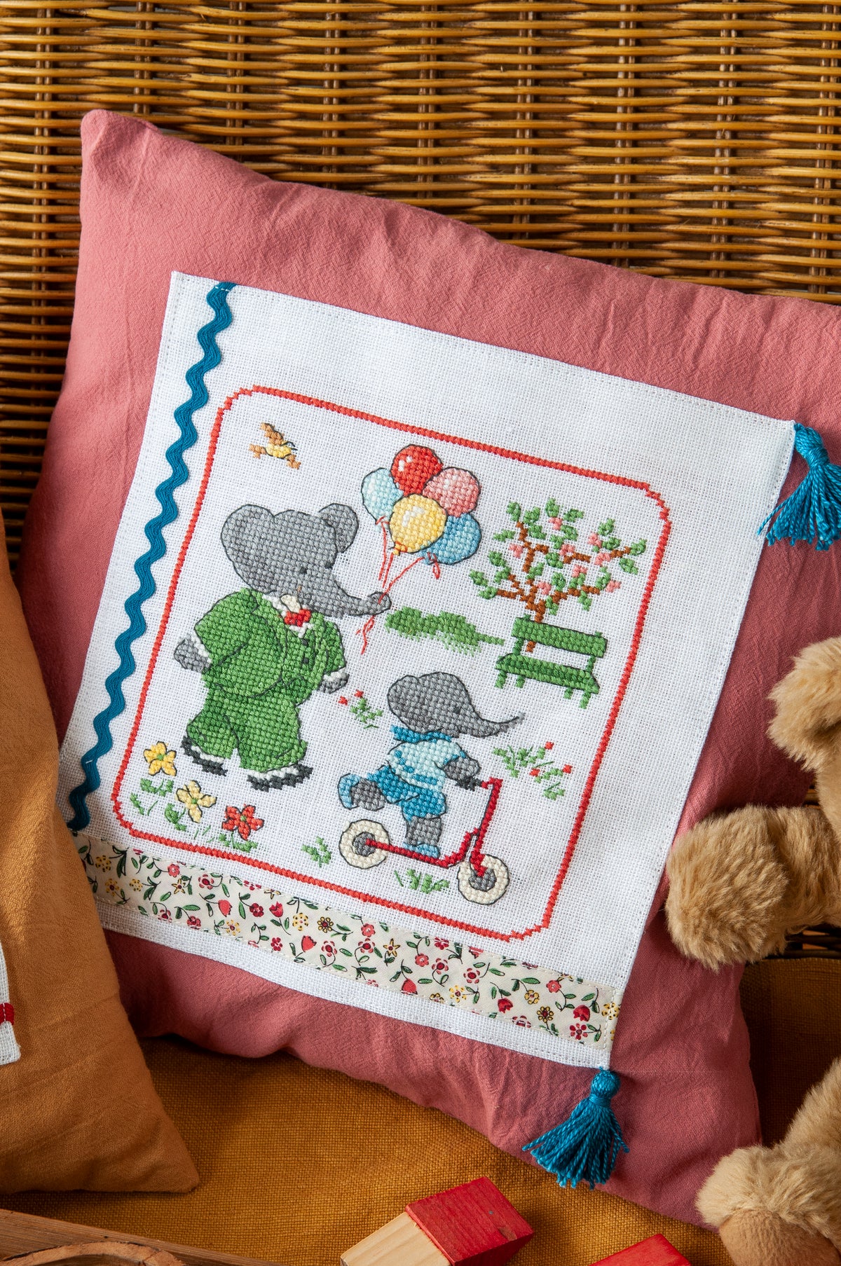 Mook point de croix : 15 grilles inédites inspirées du roi des éléphants — motifs pour cape de bain, bavoir, carnet de santé — par Véronique Enginger.