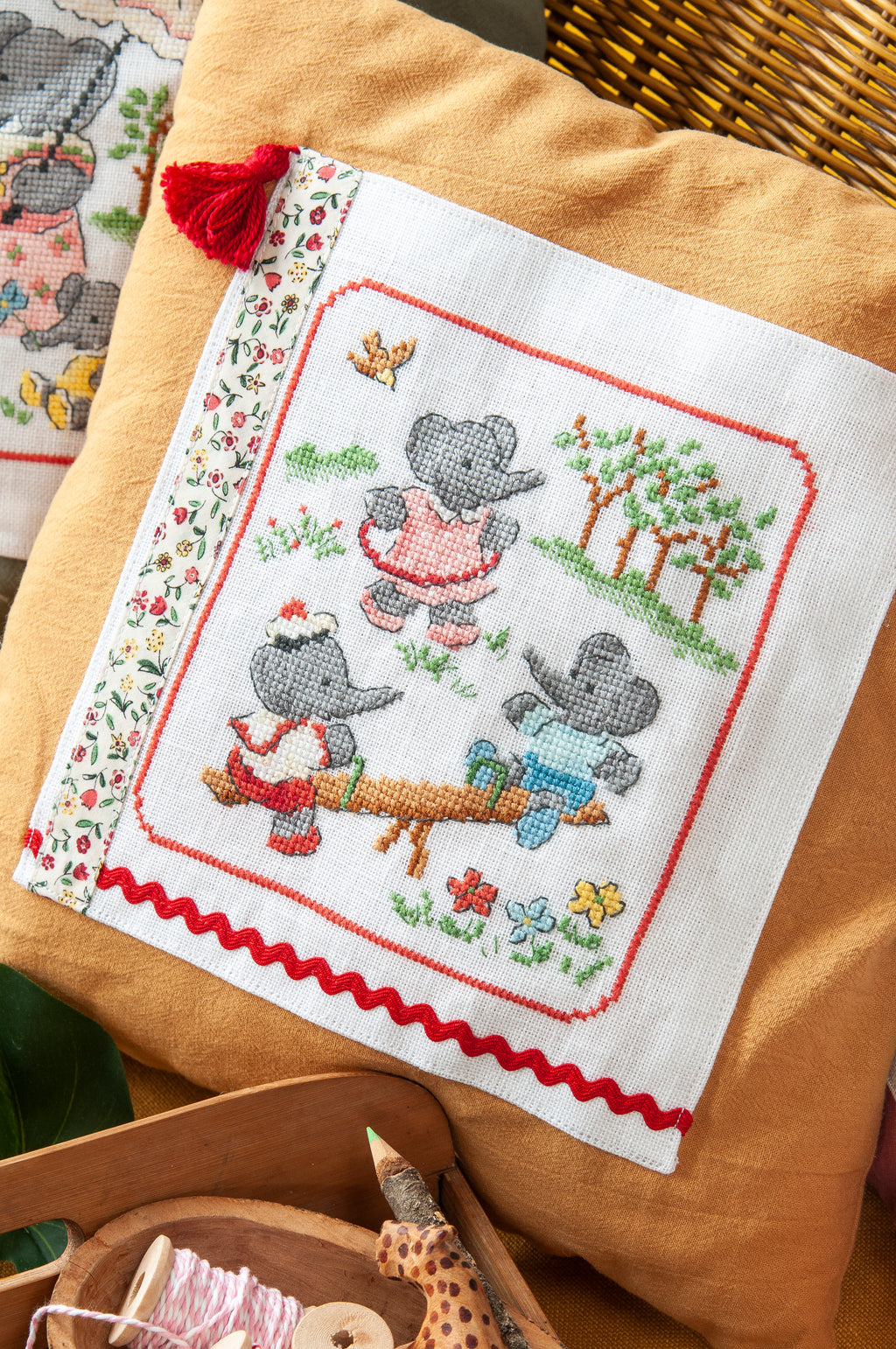 Mook point de croix : 15 grilles inédites inspirées du roi des éléphants — motifs pour cape de bain, bavoir, carnet de santé — par Véronique Enginger.