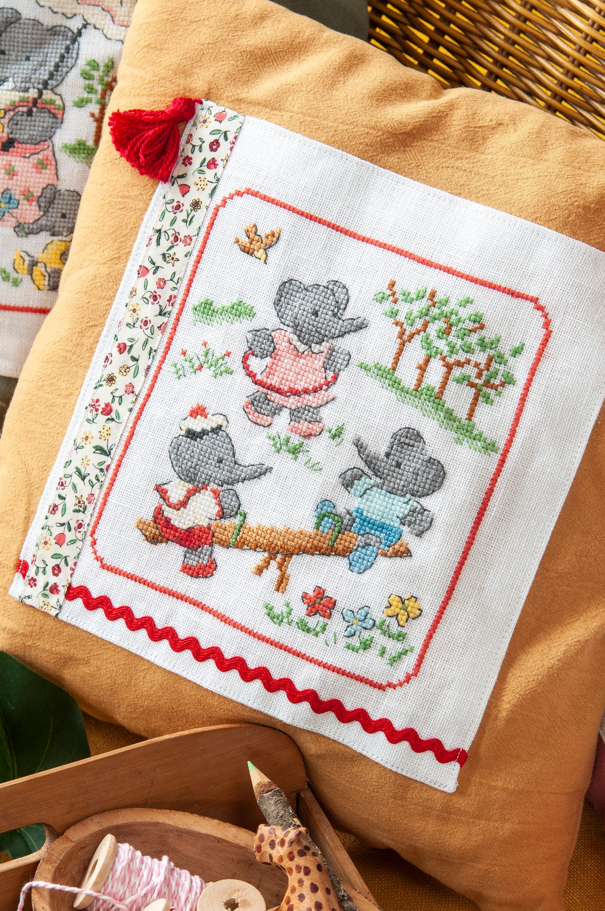 Mook point de croix : 15 grilles inédites inspirées du roi des éléphants — motifs pour cape de bain, bavoir, carnet de santé — par Véronique Enginger.