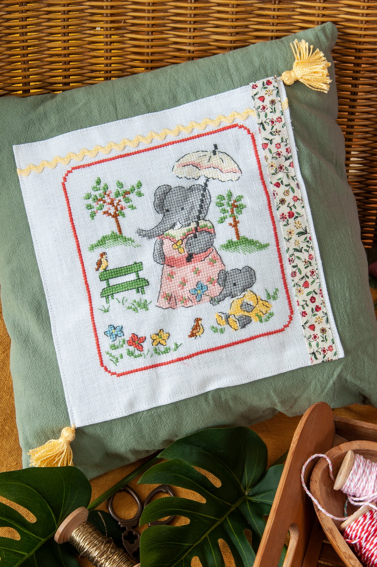 Mook point de croix : 15 grilles inédites inspirées du roi des éléphants — motifs pour cape de bain, bavoir, carnet de santé — par Véronique Enginger.
