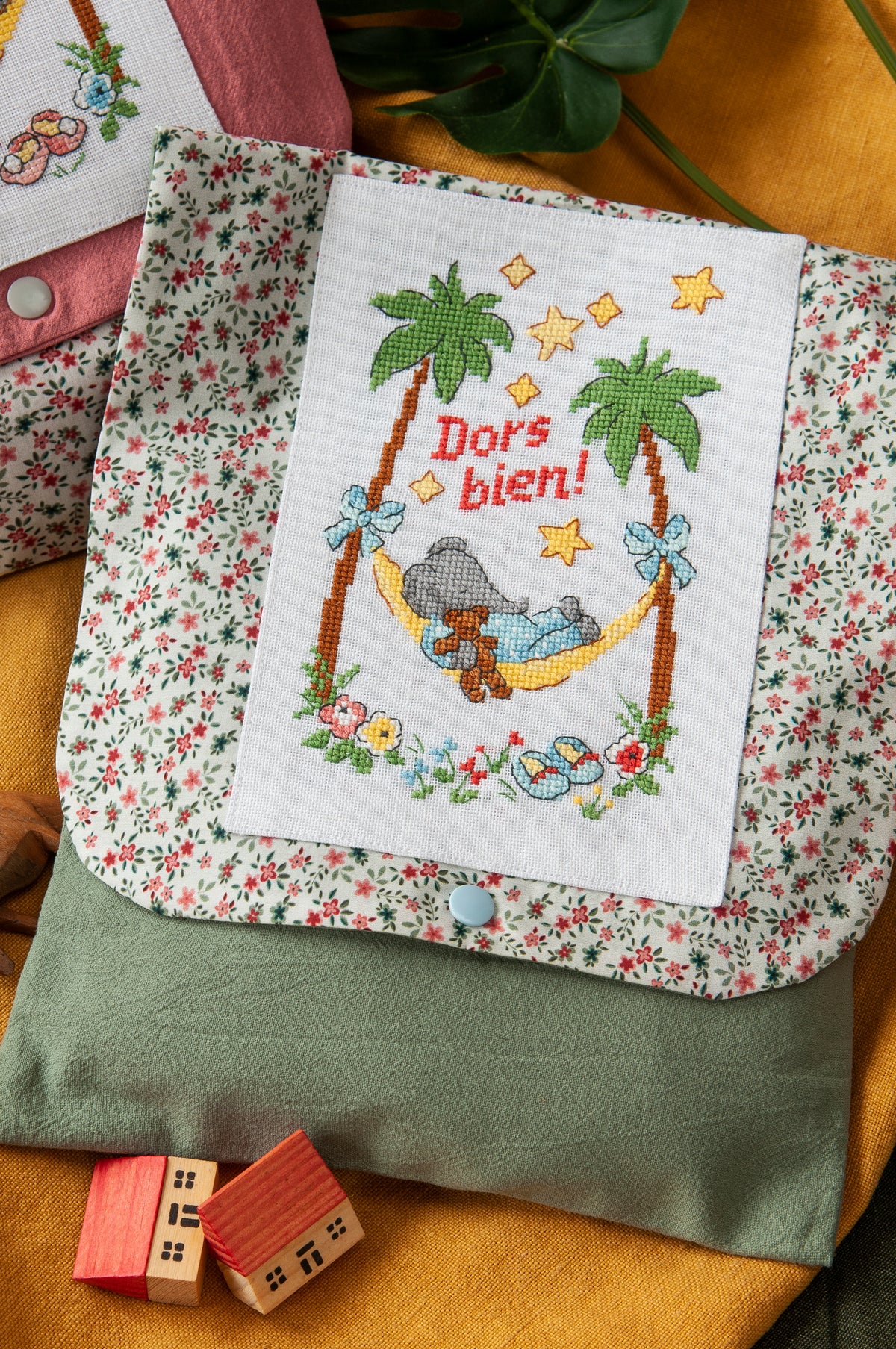 Mook point de croix : 15 grilles inédites inspirées du roi des éléphants — motifs pour cape de bain, bavoir, carnet de santé — par Véronique Enginger.