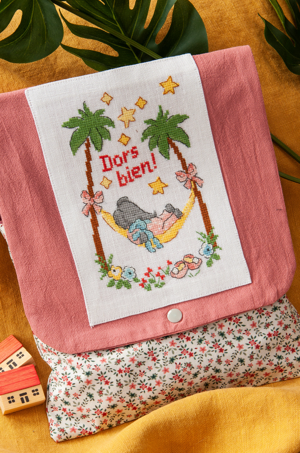 Mook point de croix : 15 grilles inédites inspirées du roi des éléphants — motifs pour cape de bain, bavoir, carnet de santé — par Véronique Enginger.