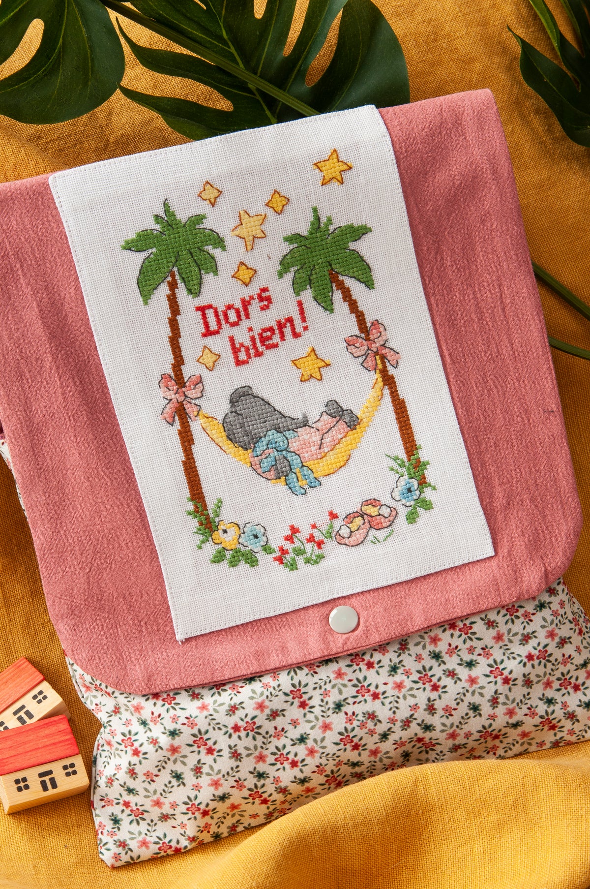 Mook point de croix : 15 grilles inédites inspirées du roi des éléphants — motifs pour cape de bain, bavoir, carnet de santé — par Véronique Enginger.
