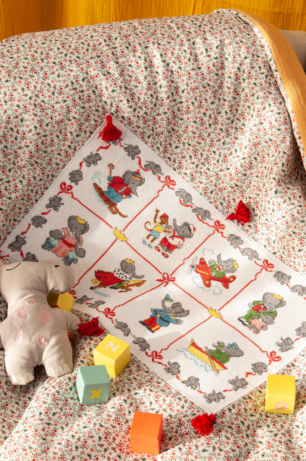 Mook point de croix : 15 grilles inédites inspirées du roi des éléphants — motifs pour cape de bain, bavoir, carnet de santé — par Véronique Enginger.
