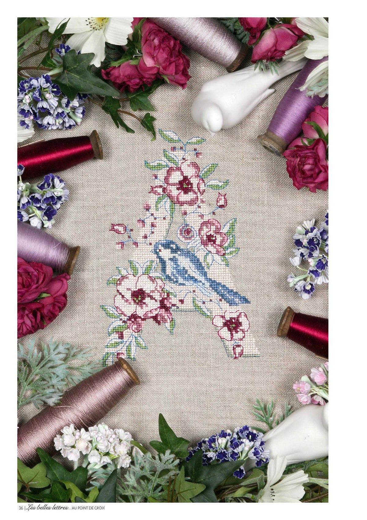 Mook point de croix : abécédaires et belles lettres à broder, du classique au fantaisiste — oiseaux, papillons, lettrines et motifs rétro pour tous niveaux.