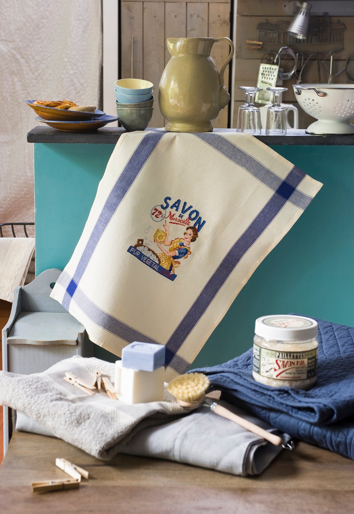 Mook point de croix : les plus belles créations de Véronique Enginger autour de la cuisine — tabliers, maniques, cabas et motifs gourmands pour votre intérieur.