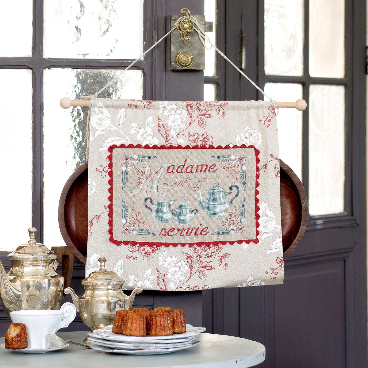 Mook point de croix : les plus belles créations de Véronique Enginger autour de la cuisine — tabliers, maniques, cabas et motifs gourmands pour votre intérieur.