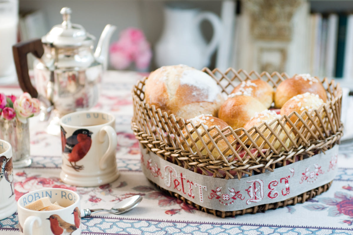 Mook point de croix : les plus belles créations de Véronique Enginger autour de la cuisine — tabliers, maniques, cabas et motifs gourmands pour votre intérieur.