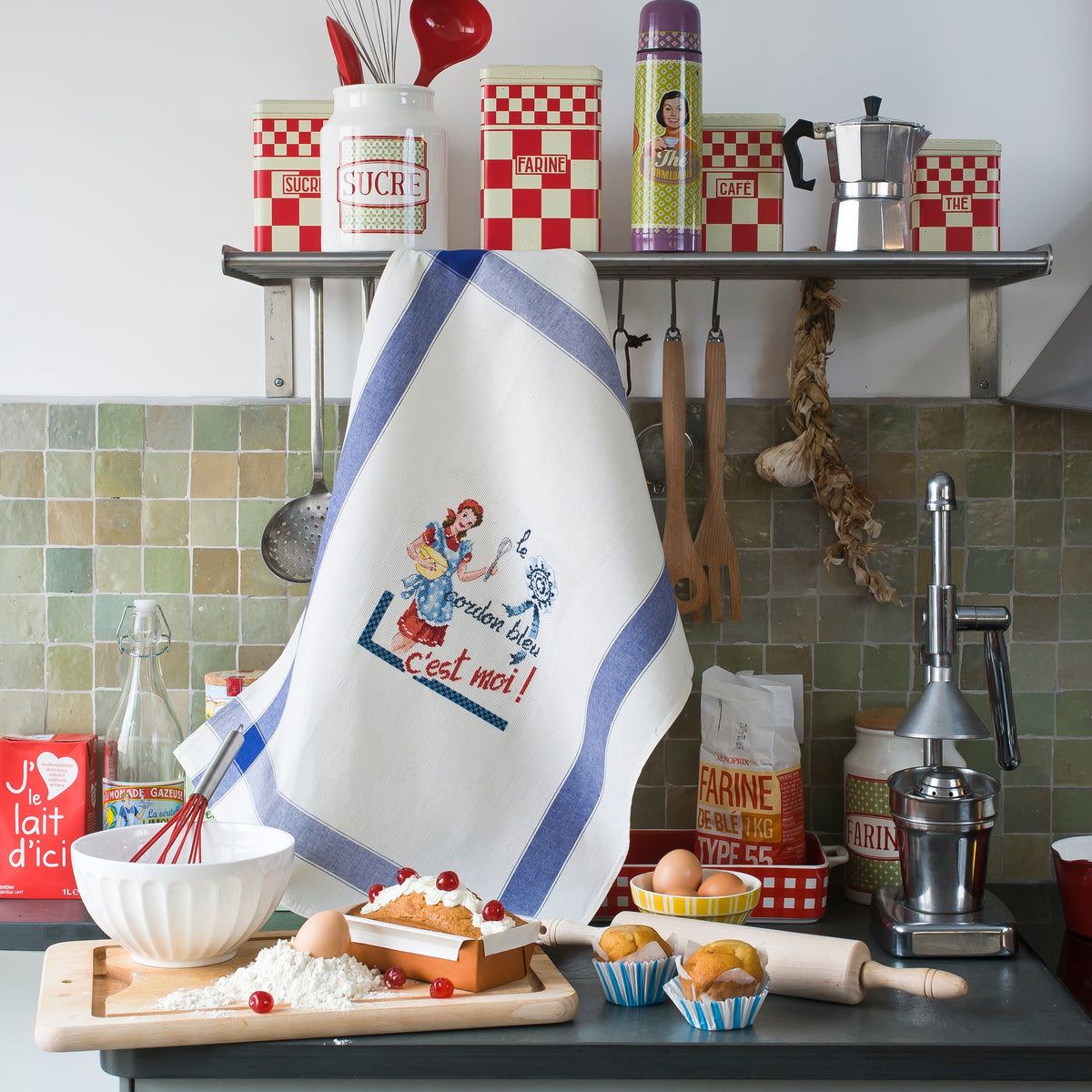 Mook point de croix : les plus belles créations de Véronique Enginger autour de la cuisine — tabliers, maniques, cabas et motifs gourmands pour votre intérieur.