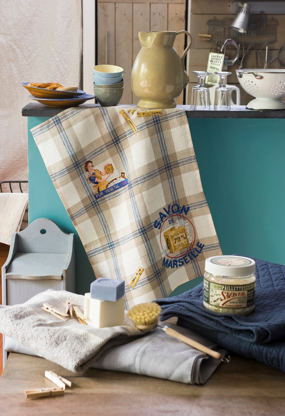 Mook point de croix : les plus belles créations de Véronique Enginger autour de la cuisine — tabliers, maniques, cabas et motifs gourmands pour votre intérieur.