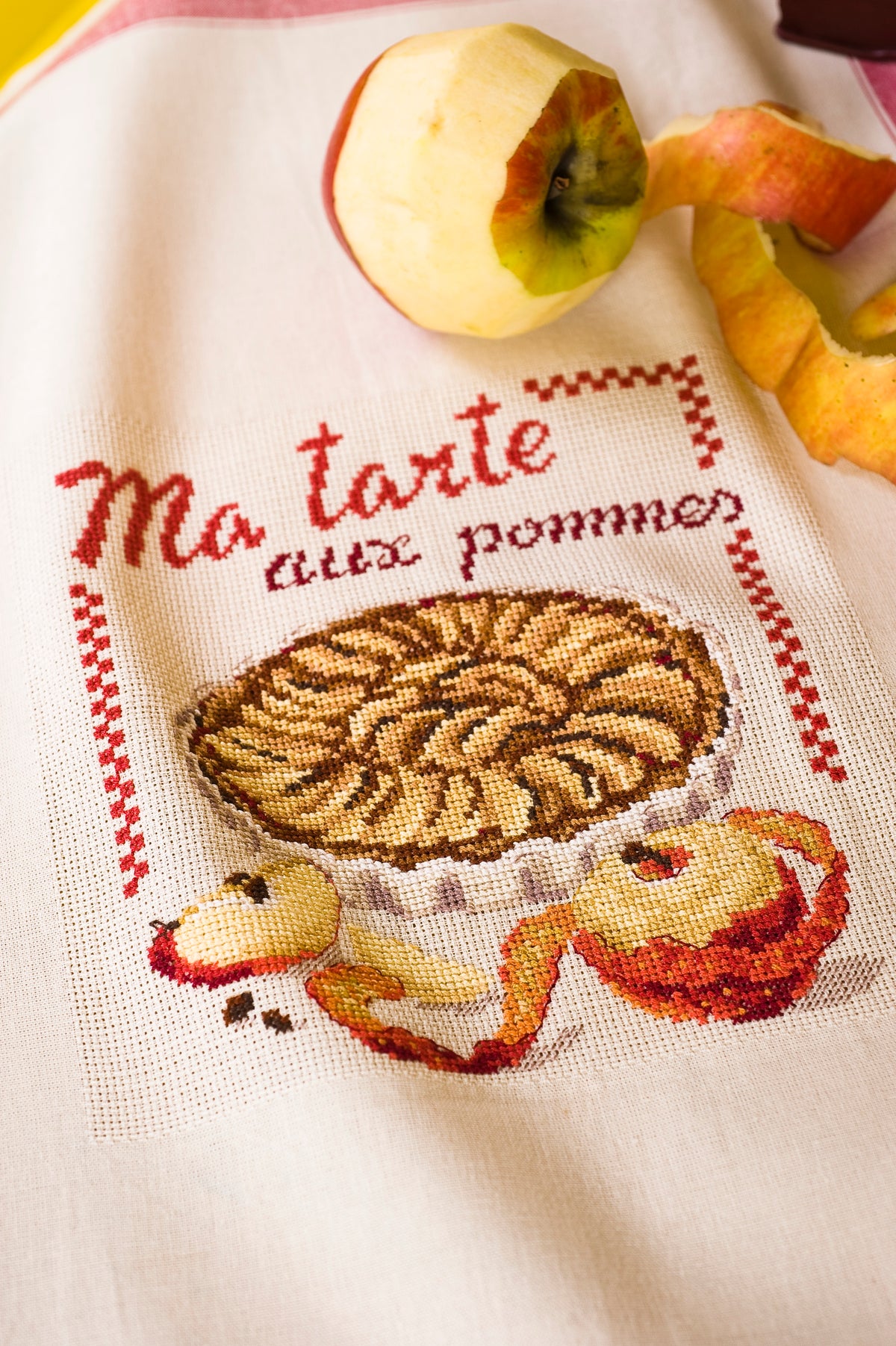 Mook point de croix : les plus belles créations de Véronique Enginger autour de la cuisine — tabliers, maniques, cabas et motifs gourmands pour votre intérieur.