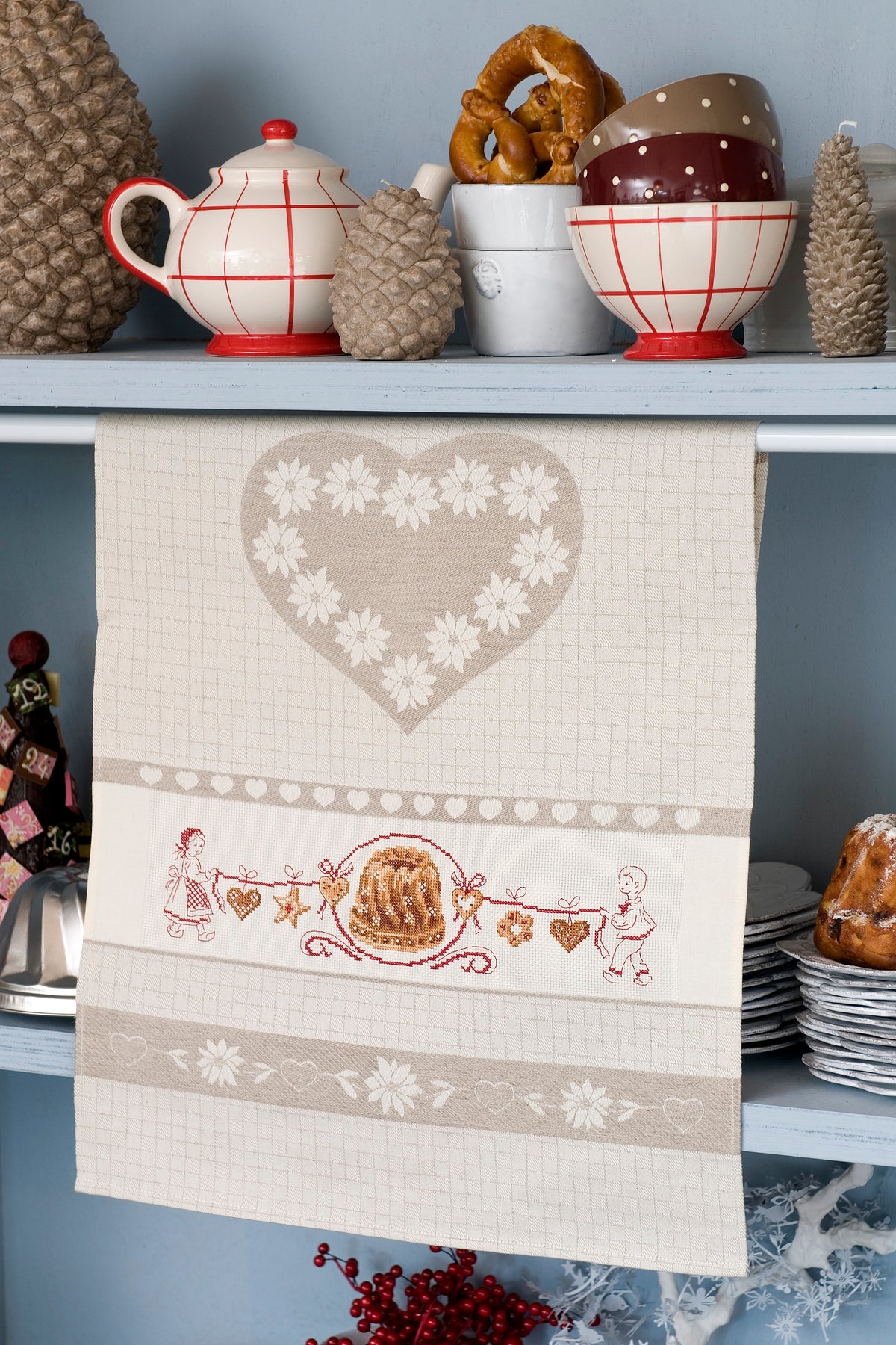 Mook point de croix : les plus belles créations de Véronique Enginger autour de la cuisine — tabliers, maniques, cabas et motifs gourmands pour votre intérieur.