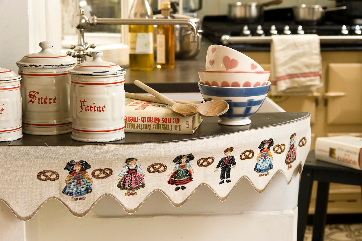 Mook point de croix : les plus belles créations de Véronique Enginger autour de la cuisine — tabliers, maniques, cabas et motifs gourmands pour votre intérieur.