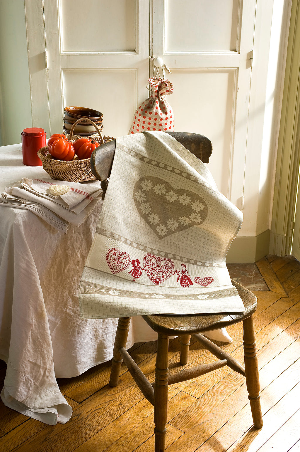 Mook point de croix : les plus belles créations de Véronique Enginger autour de la cuisine — tabliers, maniques, cabas et motifs gourmands pour votre intérieur.