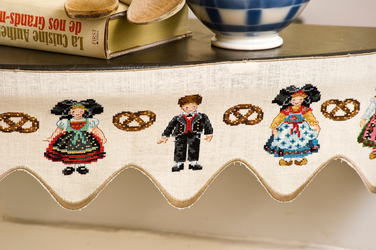 Mook point de croix : les plus belles créations de Véronique Enginger autour de la cuisine — tabliers, maniques, cabas et motifs gourmands pour votre intérieur.