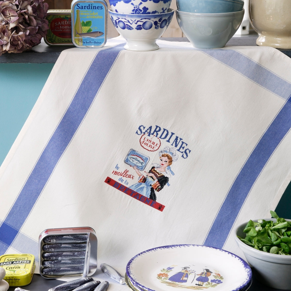 Mook point de croix : les plus belles créations de Véronique Enginger autour de la cuisine — tabliers, maniques, cabas et motifs gourmands pour votre intérieur.