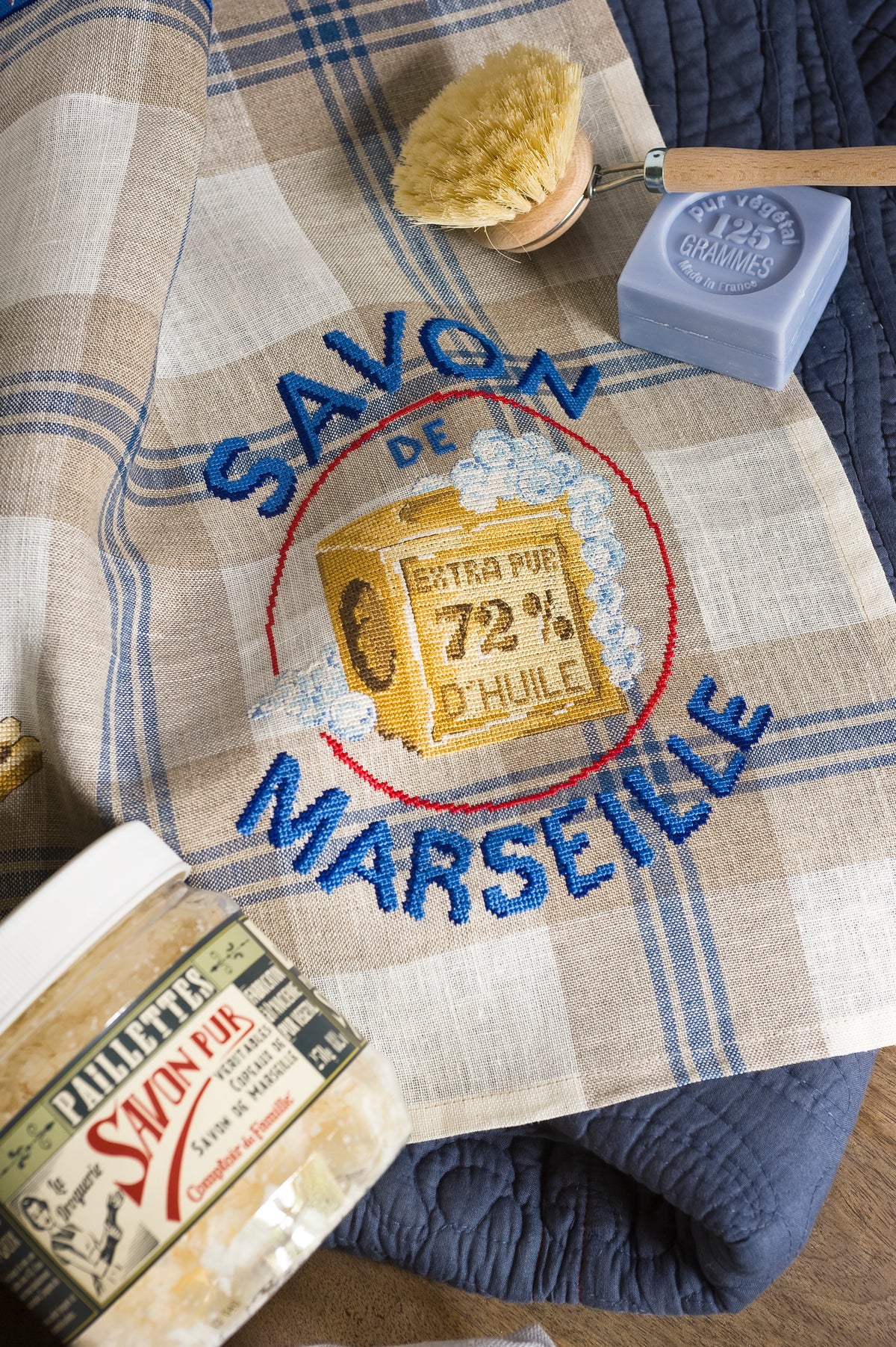 Mook point de croix : les plus belles créations de Véronique Enginger autour de la cuisine — tabliers, maniques, cabas et motifs gourmands pour votre intérieur.