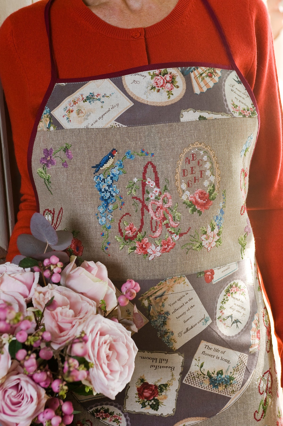 Mook point de croix : les plus belles créations de Véronique Enginger autour de la cuisine — tabliers, maniques, cabas et motifs gourmands pour votre intérieur.