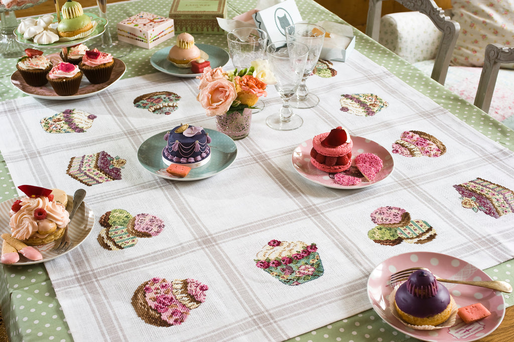 Mook point de croix : les plus belles créations de Véronique Enginger autour de la cuisine — tabliers, maniques, cabas et motifs gourmands pour votre intérieur.