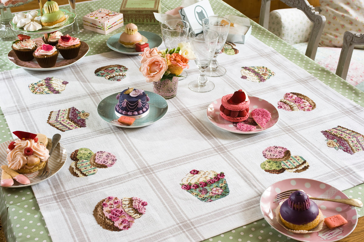 Mook point de croix : les plus belles créations de Véronique Enginger autour de la cuisine — tabliers, maniques, cabas et motifs gourmands pour votre intérieur.