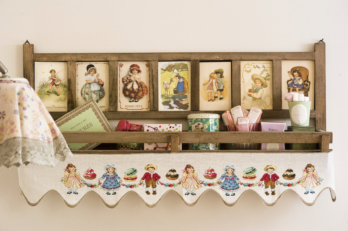 Mook point de croix : les plus belles créations de Véronique Enginger autour de la cuisine — tabliers, maniques, cabas et motifs gourmands pour votre intérieur.