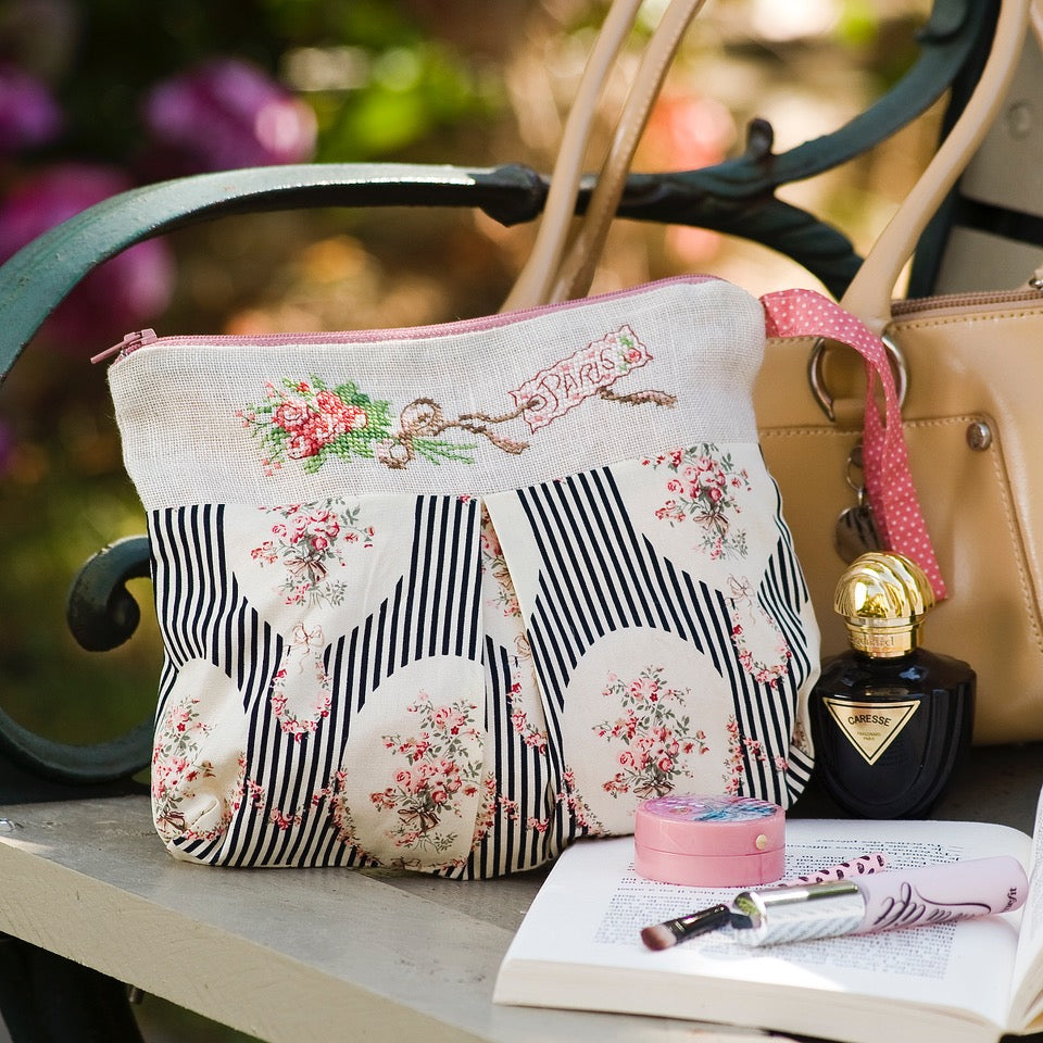 Mook point de croix : les plus belles créations de Véronique Enginger — motifs rétro chic pour cadres, pochons, coussins et accessoires à broder.