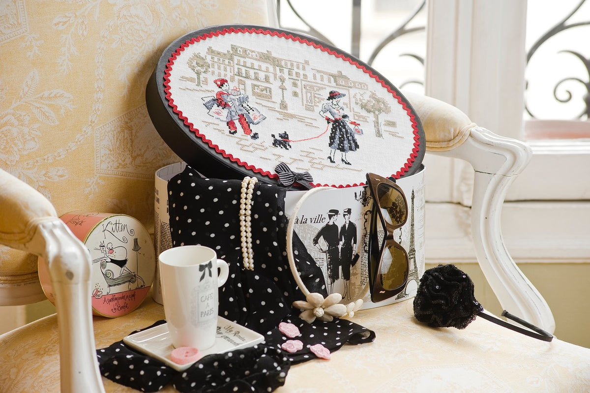 Mook point de croix : les plus belles créations de Véronique Enginger — motifs rétro chic pour cadres, pochons, coussins et accessoires à broder.