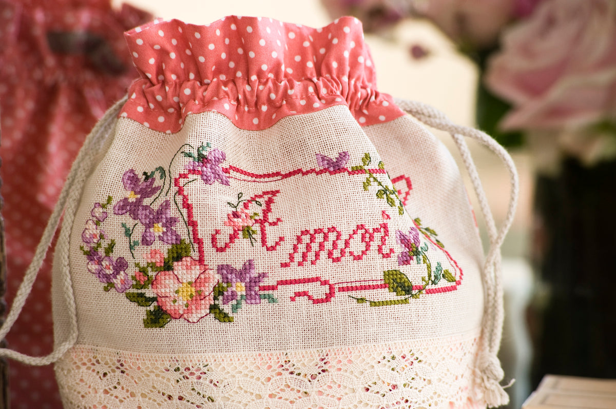 Mook point de croix : les plus belles créations de Véronique Enginger — motifs rétro chic pour cadres, pochons, coussins et accessoires à broder.