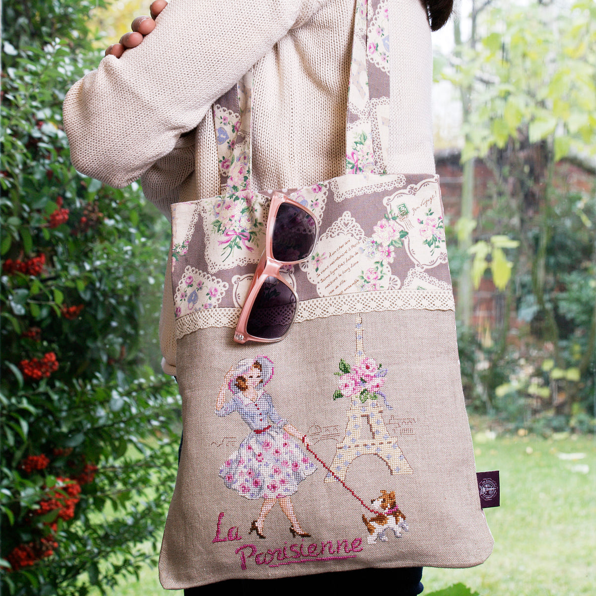 Mook point de croix : les plus belles créations de Véronique Enginger — motifs rétro chic pour cadres, pochons, coussins et accessoires à broder.