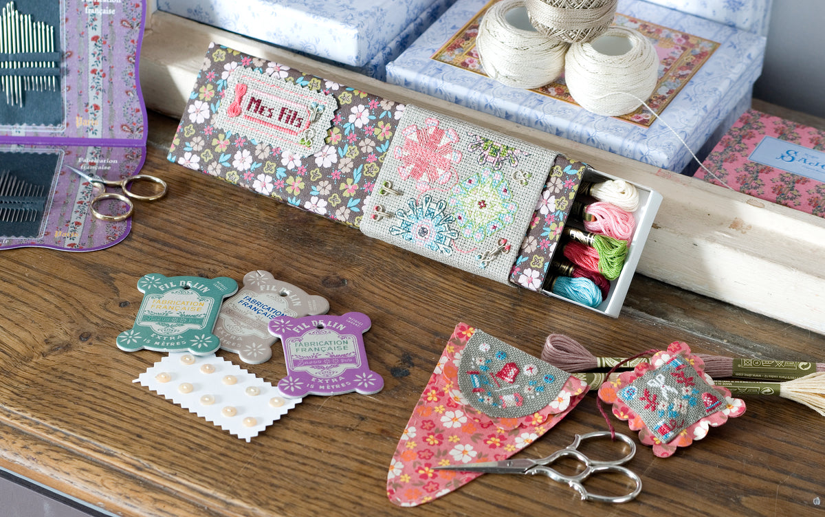 Mook point de croix : les plus belles créations de Véronique Enginger — motifs rétro chic pour cadres, pochons, coussins et accessoires à broder.