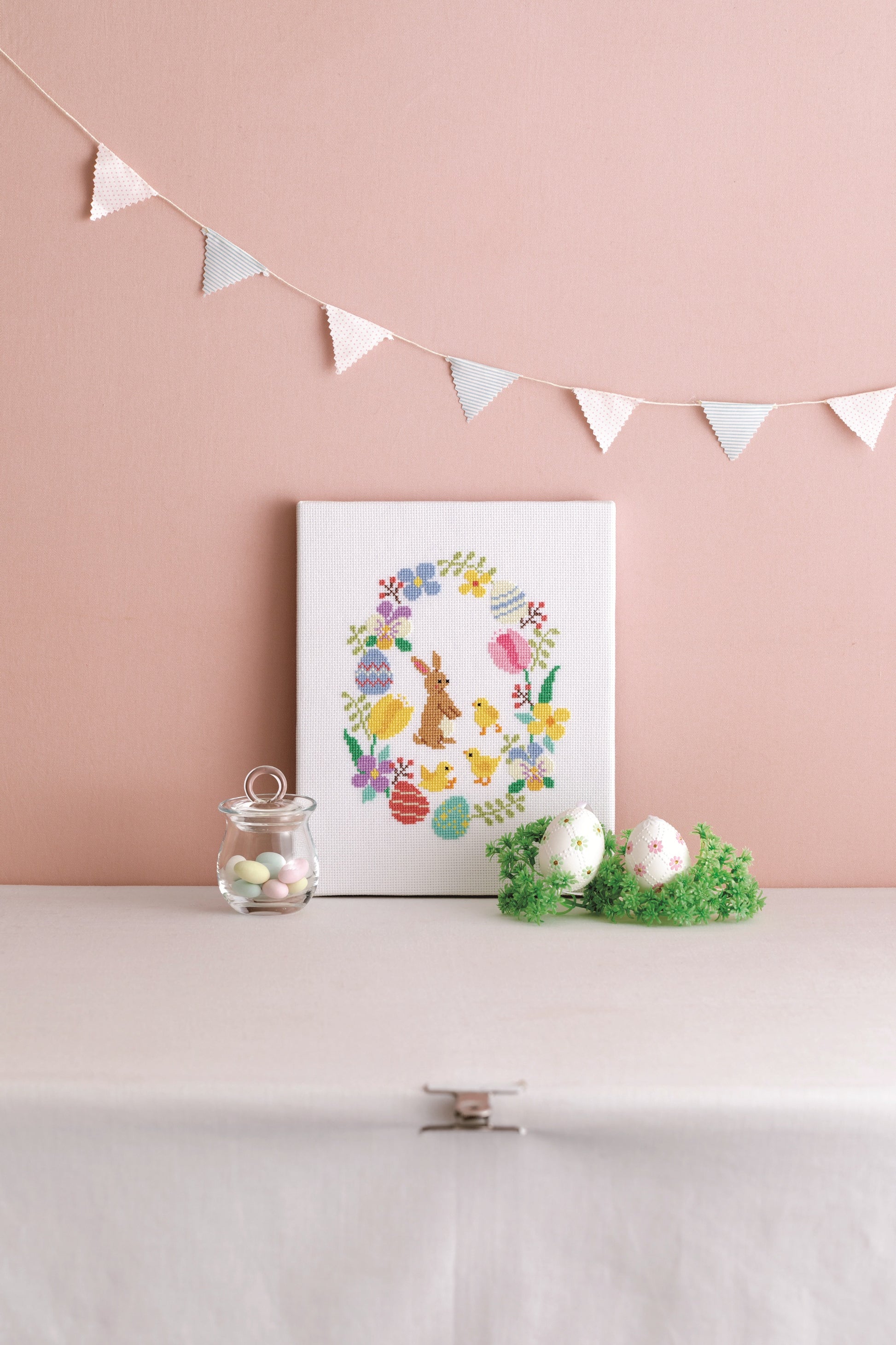 Couronnes saisonnières au point de croix : printemps, été, automne, hiver. Éd. Applemints, ~80 pages couleur, en japonais. Précommande disponible.