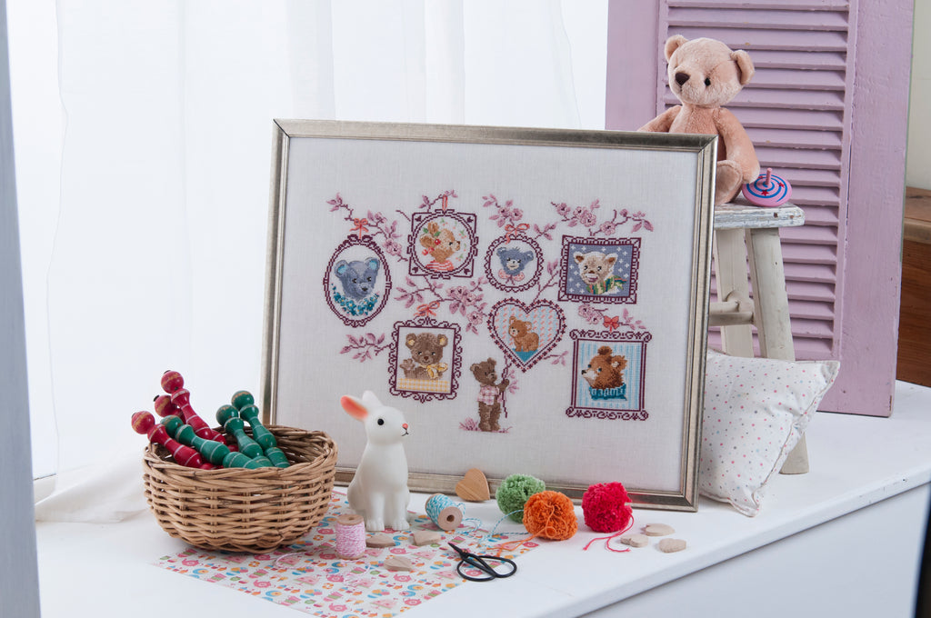 Mook point de croix : plus de 25 grilles inédites de Véronique Enginger — tableaux raffinés et saynètes pleines de charme pour petits et grands.