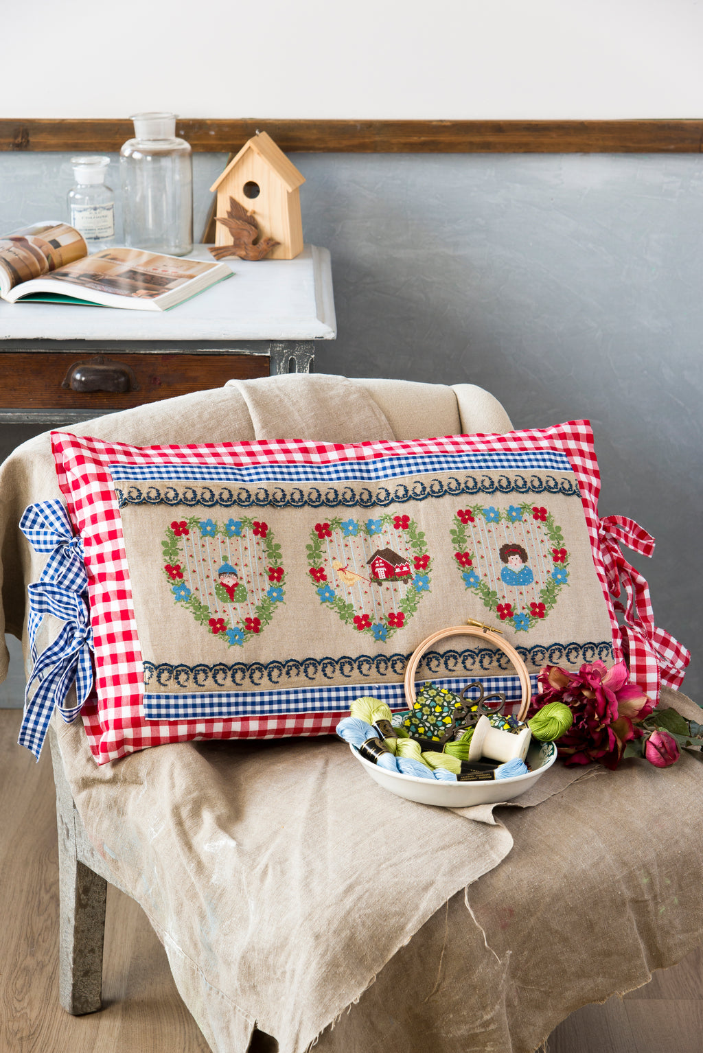 Mook point de croix : une quarantaine de motifs broderie inspirés des quatre saisons — printemps, été, automne et hiver — pour célébrer le charme du temps qui passe.